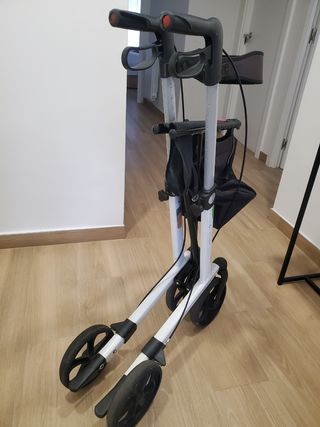 Andador con asiento y cesta