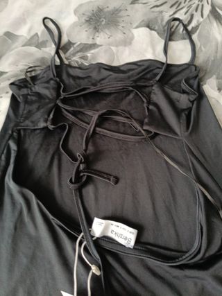 Vestido negro y chaqueta naranja conjunto o suelto
