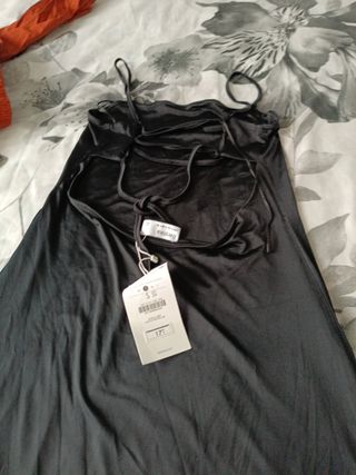 Vestido negro y chaqueta naranja conjunto o suelto