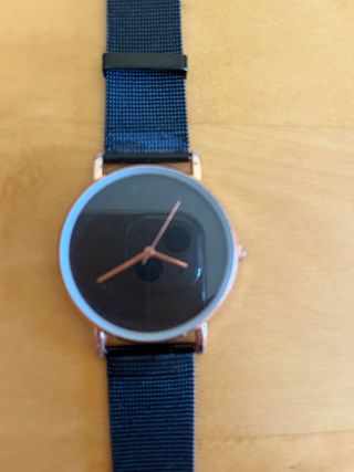 Reloj de pulsera negro y dorado
