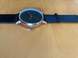 Reloj de pulsera negro y dorado