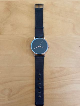 Reloj de pulsera negro y dorado