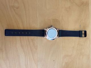 Reloj de pulsera negro y dorado