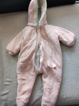 Buzo de bebé rosa con capucha