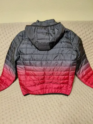 Cazadora acolchada KORÖSHI, degradado gris y rojo