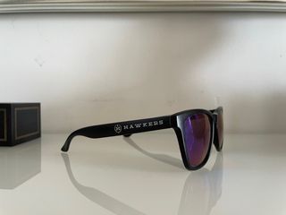 Gafas de sol negras con lentes azules