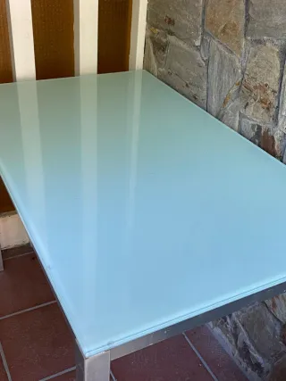 Mesa cristal patas metálicas gris