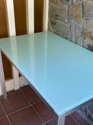 Mesa cristal patas metálicas gris