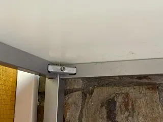 Mesa cristal patas metálicas gris