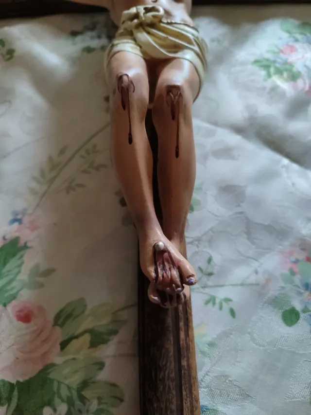 Crucifijo de pared grande y pequeño