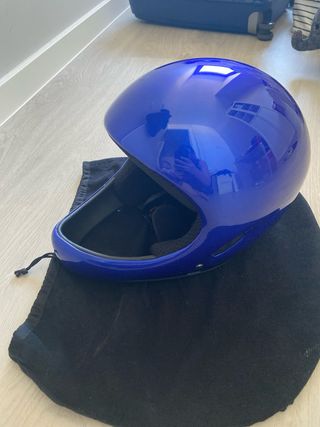 Casco integral, de fibra de vidrio.