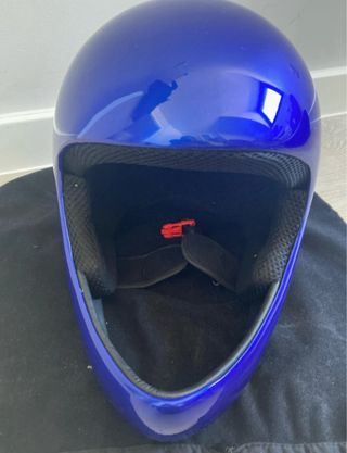 Casco integral, de fibra de vidrio.