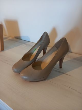 Zapatos de tacón beige