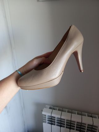 Zapatos de tacón beige