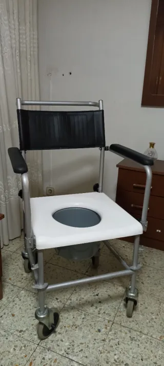 Silla con WC y ruedas plegable
