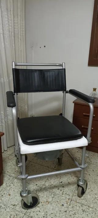Silla con WC y ruedas plegable