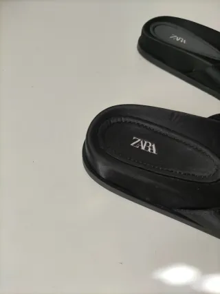 Sandalias Zara negras con pedrería