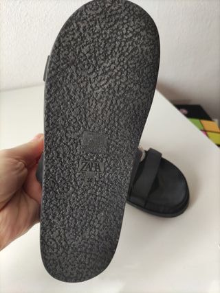 Sandalias Zara negras con pedrería