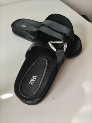 Sandalias Zara negras con pedrería