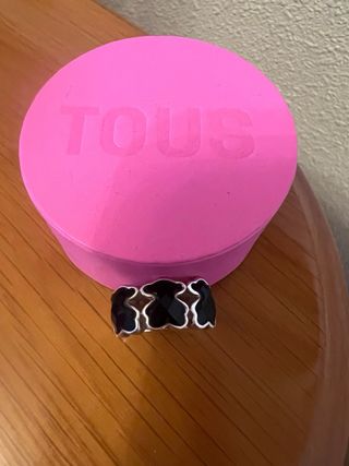 Anillo Tous de plata y osos negros.