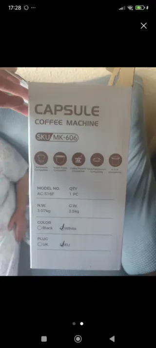 Cafetera de cápsulas blanca