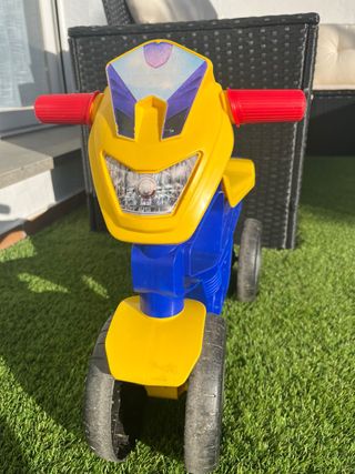Moto infantil amarilla y azul