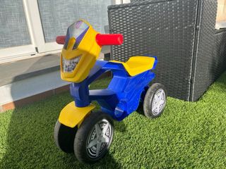 Moto infantil amarilla y azul