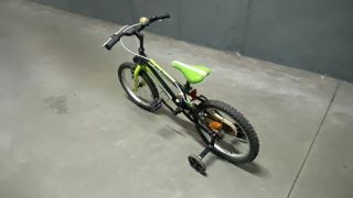 Bicicleta infantil verde y negra