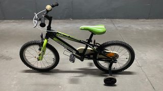 Bicicleta infantil verde y negra