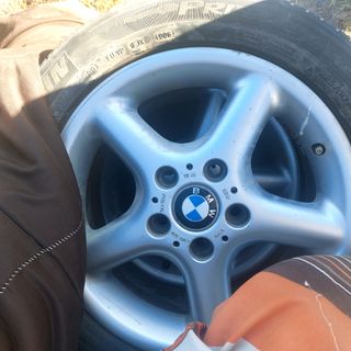 Llantas de coche bmw cubiertas en buen estado 4