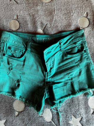 Pantalón vaquero corto desgarrado