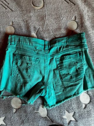 Pantalón vaquero corto desgarrado