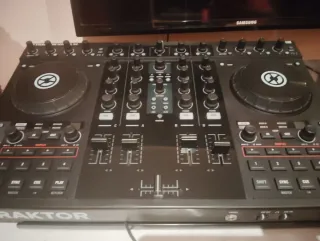 Controlador DJ Traktor S4