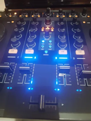 Controlador DJ Traktor S4