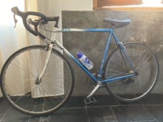Bicicleta de carretera azul y blanca