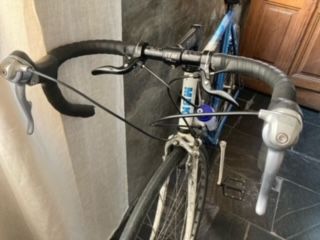 Bicicleta de carretera azul y blanca