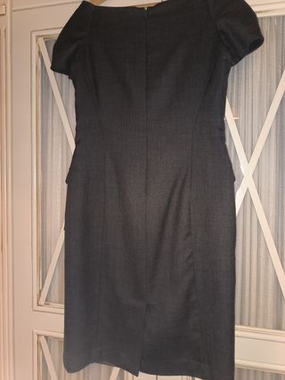 Elegante vestido gris escote barco