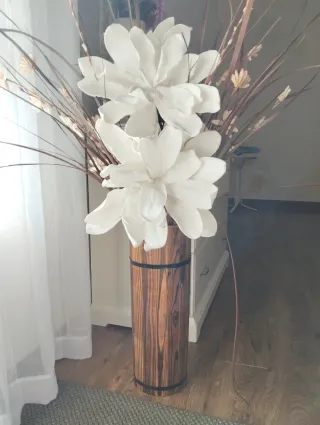 Jarrón de madera con flores blancas