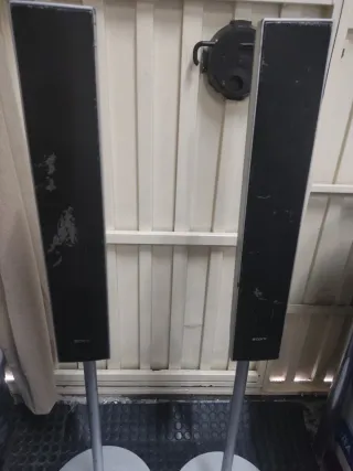 Altavoces Sony con soportes