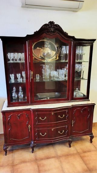 Muebles: Mesa de salon, Armario, vitrina, sillas