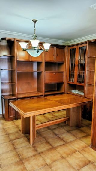 Muebles: Mesa de salon, Armario, vitrina, sillas