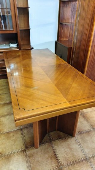Muebles: Mesa de salon, Armario, vitrina, sillas