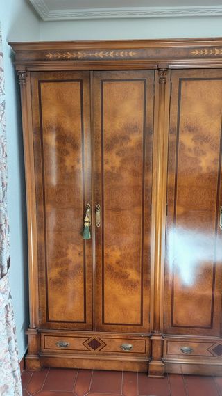 Muebles: Mesa de salon, Armario, vitrina, sillas