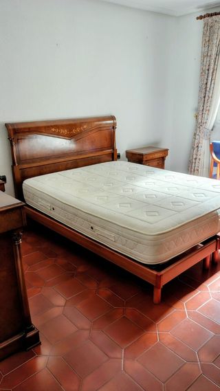 Muebles: Mesa de salon, Armario, vitrina, sillas