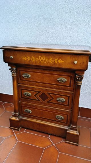 Muebles: Mesa de salon, Armario, vitrina, sillas