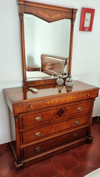 Muebles: Mesa de salon, Armario, vitrina, sillas