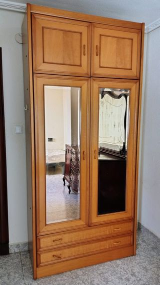 Muebles: Mesa de salon, Armario, vitrina, sillas
