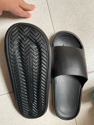 Ciabatte nere con dettagli rosa. 42 Eu (44-45 Cina