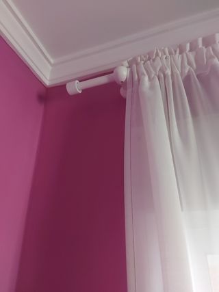 Cortinas moradas y blancas con barra