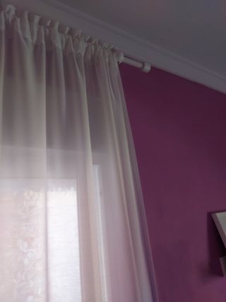 Cortinas moradas y blancas con barra